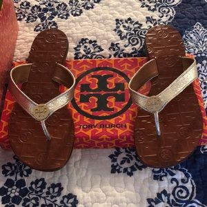 Tory Burch Thora Metallic Silver Flip Flops size 8